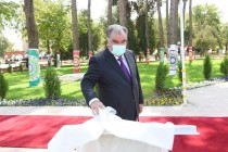 رفع رئيس الدولة إمام علي رحمان العلم الوطني في حديقة ليفاكاند للثقافة والترفيه