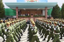 إمام علي رحمان يشارك في عرض عسكري على شرف الذكرى الخامسة والعشرين لتشكيل الحرس الوطني لجمهورية طاجيكستان