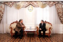 مظفر حسين زاده يلتقي مع سفير جمهورية قيرغيزستان لدى جمهورية طاجيكستان زانيش روستنبيكوف