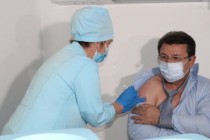 وزير الصحة والحماية الاجتماعية للسكان جمال الدين عبد الله زاده من أوائل الذين تلقوا التطعيم