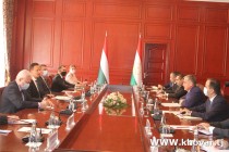وزير الخارجية طاجيكي يجتمع مع  نظيره المجري