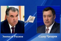رئيس جمهورية طاجيكستان إمام علي رحمان يتحدث هاتفيا مع رئيس جمهورية قيرغيزستان سادير جباروف.