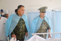 رئيس لجنة الدولة للأمن القومي الطاجيكي سيمومن يتيموف و محافظ صغد يزوران الجرحى في مستشفى إصفره المركزي