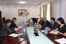 وزير التربية والعلوم في طاجيكستان ومدير مكتب اليونسكو الإقليمي يناقشان القضايا المتعلقة بالتعليم