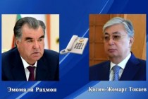 رئيس جمهورية طاجيكستان إمام علي رحمان يتهاتف مع رئيس جمهورية كازاخستان قاسم جومارت توكاييف