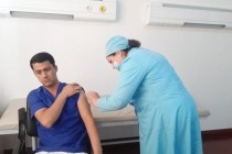إنطلاق حملة التطعيم ضد جائحة كوفيد -19 بين المواطنين الذين تزيد أعمارهم عن 18 عامًا في دوشنبه