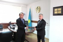 القنصل العام لطاجيكستان في ألماتي يسلم براءة اختراعه القنصلية رسميًا