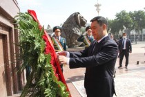 رئيس جمهورية قيرغيزستان صادر جاباروف يضع إكليلاً من الزهور عند سفح النصب التذكاري لإسماعيل ساماني