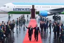 رئيس جمهورية طاجيكستان إمام علي رحمان يرحب رئيس جمهورية أوزبكستان شوكت ميرضياييف في مطار دوشنبه الدولي