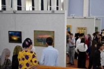 افتتاح معرض لأعمال المعلمين مخصصًا للذكرى الثلاثين لاستقلال طاجيكستان والذكرى العشرين لمنظمة شنغهاي للتعاون