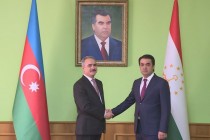 بحث قضايا العلاقات الثنائية خلال لقاء عمدة دوشنبه، رستم إمام على مع السفير الأذربايجاني