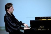عازف البيانو الفرنسي الشهير فرانسوا شابلن يقيم حفلا موسيقيا في دوشنبه