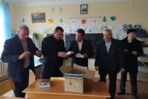 سفير طاجيكستان لدي  أوزبكستان يتبرع الكتب المدرسية الطاجيكية والروائية للمدارس الطاجيكية في مقاطعة بوكا