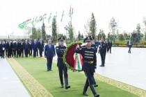 رئيس جمهورية طاجيكستان إمام علي رحمان يضع إكليلاً من الزهور على نصب الاستقلال في جمهورية أوزبكستان