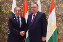 رئيس جمهورية طاجيكستان امام علي رحمان يجتمع مع رئيس وزراء جمهورية باكستان الاسلامية شهباز شريف