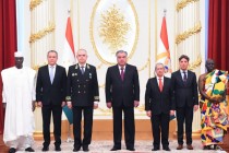 رئيس جمهورية طاجيكستان يتلقي أوراق اعتماد من سفراء جديد للدول الأجنبية
