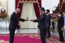 السفير فوق العادة والمفوض لجمهورية طاجيكستان لدى جمهورية إندونيسيا يقدم  أوراق اعتماده إلى رئيس جمهورية إندونيسيا
