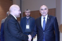 التقى محمدطائر ذاكر زاده مع رئيس المجلس الإسلامي الإيراني محمد باقر قاليباف في الجزائر