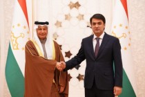 رئيس المجلس الوطني لجمهورية طاجيكستان رستم إمام علي مع رئيس الاتحاد الدولي للسباحة حسين المسلم