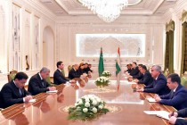 رئيس وزراء جمهورية طاجيكستان قاهر رسولزاده يلتقي برئيس جمهورية تركمانستان سيردار بيردي محمدوف