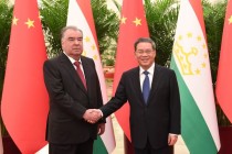 رئيس جمهورية طاجيكستان امام علي رحمان يلتقي مع رئيس وزراء مجلس الدولة بجمهورية الصين الشعبية لي تسين