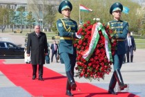 رئيس جمهورية طاجيكستان إمام علي رحمان يضع إكليلاً من الزهور على النصب التذكاري لمدافعن الوطن في أستانا