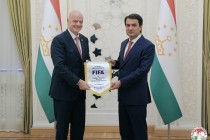 رئيس اتحاد كرة القدم في طاجيكستان رستم إمام علي يلتقي برئيس الفيفا جياني إنفانتينو