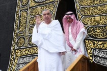 زعيم الأمة إمام علي رحمان يزور  قبلة المسلمين – الكعبة في مدينة مكة المكرمة
