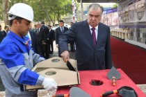رئيس جمهورية طاجيكستان إمام على رحمان يضع في دوشنبه حجر أساس لبناء مؤسسات لإنتاج منتجات الطين والسيراميك والطوب الخفيف والجير