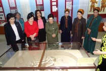 رئيس مجلس الشيوخ في المجلس الأعلى بجمهورية أوزبكستان يتعرف على التراث التاريخي والثقافي للطاجيك في المتحف الوطني