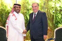 رئيس جمهورية طاجيكستان إمام علي رحمان يجتمع مع رئيس دائرة الاستثمار في صندوق الاستثمار الحكومي القطري الشيخ فيصل بن ثاني آل ثاني