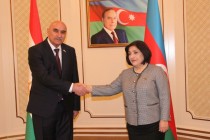 مناقشة تعزيز التعاون البرلماني بين طاجيكستان وأذربيجان في باكو