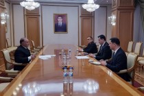 مناقشة مسألة زيادة التجارة بين طاجيكستان وتركمنستان في عشق أباد