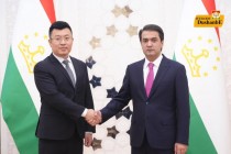 عمدة دوشنبه رستم إمام على يلتقي مع المدير الإقليمي لشركة “بي واي دي” الصينية في آسيا الوسطى