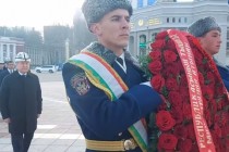 وزير خارجية قيرغيزستان جينبيك كولوباييف يضع إكليلاً من الزهور على تمثال إسماعيل الساماني