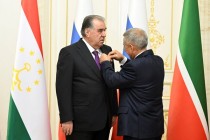 رئيس تتارستان يقلد زعيم الأمة امام علي رحمان وسام “دوسليك” (الصداقة)