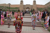مشاركة ضيوف من أوزبكستان في احتفالات عيد النوروز الدولية في مدينة حصار