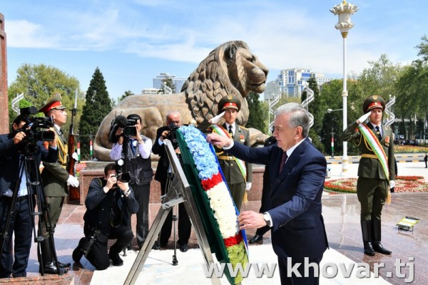 Prezidenti-um-urii-Uzbekiston-SHavkat-Mirziyoev-dar-poyai-mu-assamai-Ismoili-Somon-gulchanbar-guzosht-9