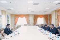 سفير طاجيكستان يلتقى مع عميد جامعة أوغوزخان للتقنيات الهندسية في تركمانستان