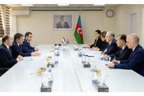 مناقشة تعزيز التعاون بين طاجيكستان وأذربيجان في مجال الصناعة فى باكو