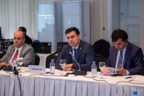 يتحدث ممثل طاجيكستان في المنتدى الثاني لآسيا الوسطى المعني بالسياسة التجارية