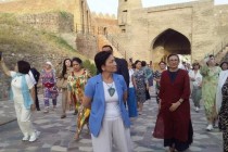 مشاركو منتدى المرأة في طاجيكستان وكازاخستان يزورون قلعة حصار