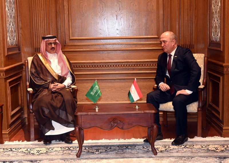 Raisi_Ma-lisi_namoyandagon_bo_Safiri_SHo-igarii_Arabistoni_Saud-_mulo-ot-2