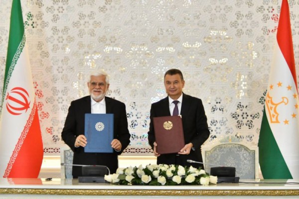 Bajni-um-urii-To-ikiston-va-um-urii-Islomii-Eron-sanad-oi-navi-amkor-ba-imzo-rasidand-6