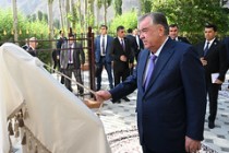 الرئيس الطاجيكي يفتتح صالة رياضية جديدة في قرية أوباري بمنطقة وانج احتفاءً بالذكرى الـ35 للاستقلال