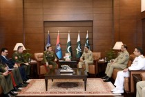 لقاء وزير الدفاع الطاجيكي مع رئيس لجنة رؤساء أركان القوات المسلحة الباكستانية في إسلام آباد