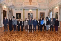 وفد من المتحف الوطني الطاجيكي يزور متحف الأدب الوطني الأذربيجاني باسم نظامي گنجوي