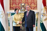 لقاء رئيس جمهورية طاجيكستان مع رئيسة البنك الآسيوي للاستثمار في البنية التحتية تسزو جيايي