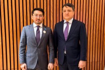 بحث تعزيز التعاون الرقمي والصناعي بين طاجيكستان وكازاخستان