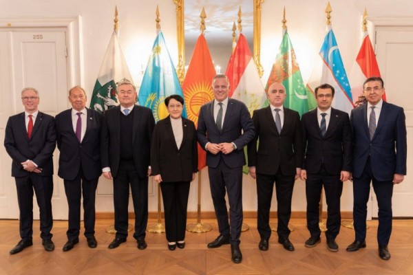 Voh-rii_safironi_kishvar-oi_Osiyoi_Markaz-_bo_Gubernatori_zamini_SHtiriyai